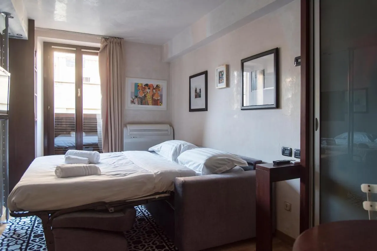 Youhosty - Duomo Studio Apartment Milán