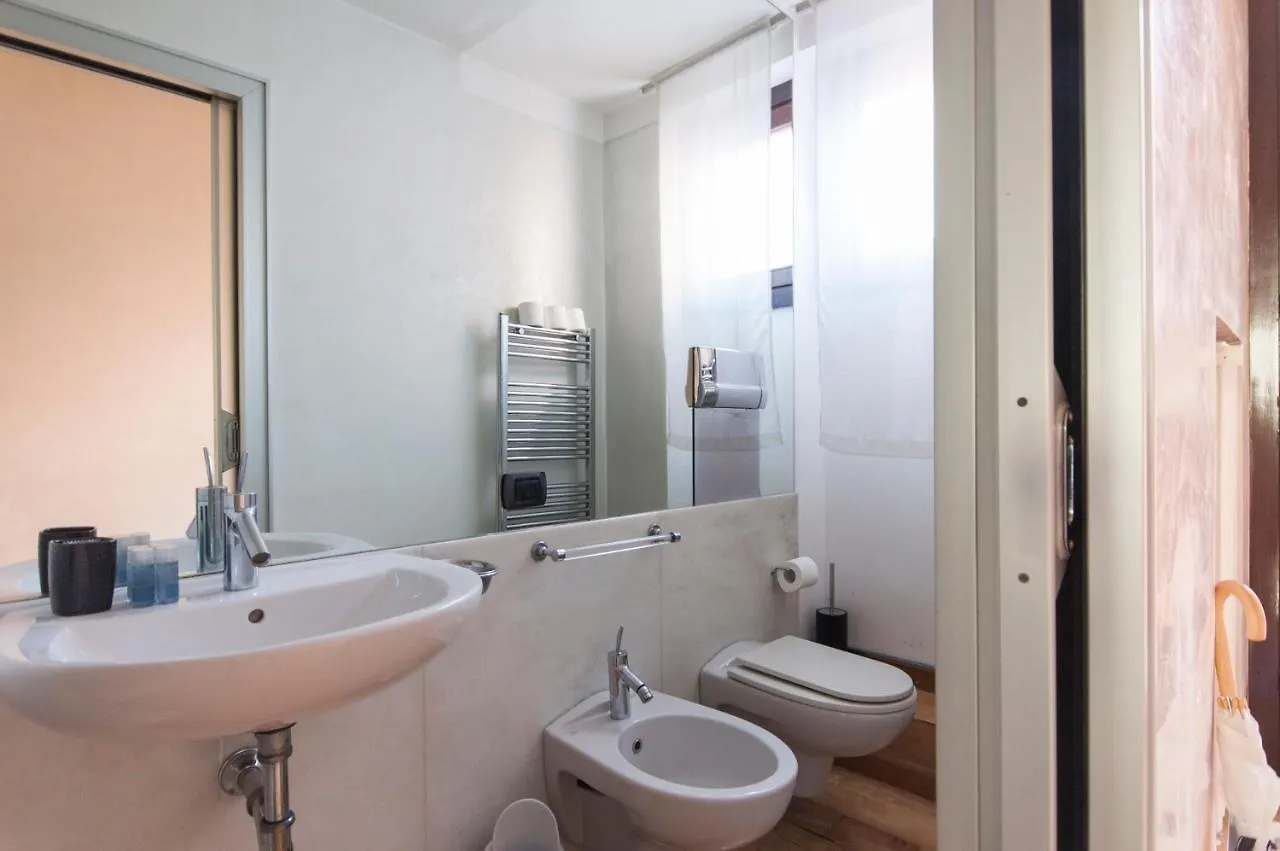 Youhosty - Duomo Studio Apartment Milán
