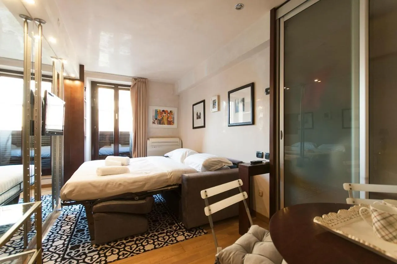 Youhosty - Duomo Studio Apartment Milán
